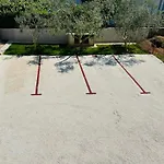 Marco Lukas Patrick: Quiet With Parking Near Center Apartment *