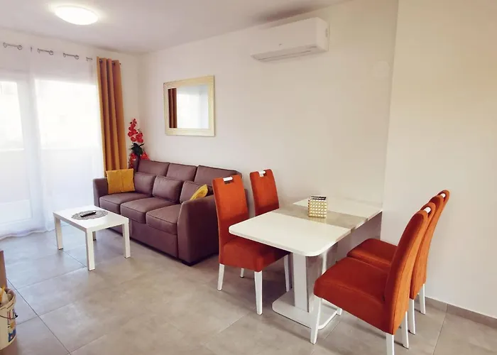 Marco Lukas Patrick: Quiet With Parking Near Center Apartment