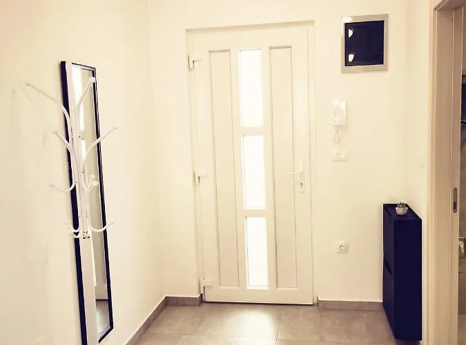 Marco Lukas Patrick: Quiet With Parking Near Center Apartment Pula