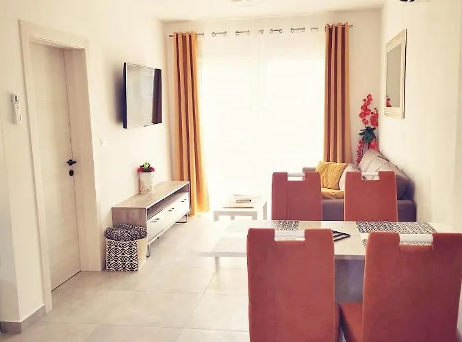 Marco Lukas Patrick: Quiet With Parking Near Center Apartment