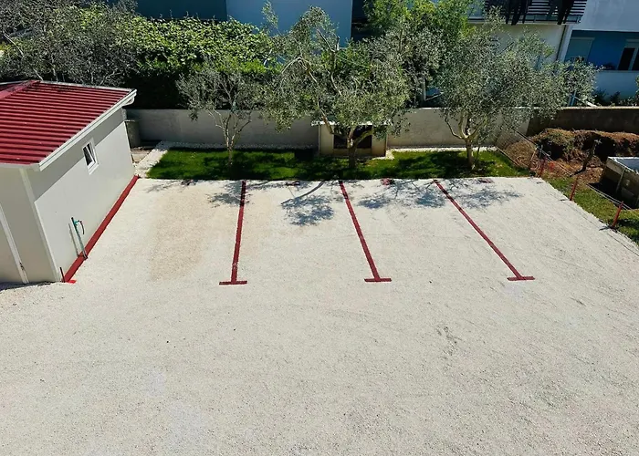 Apartment Marco Lukas Patrick: Quiet With Parking Near Center *