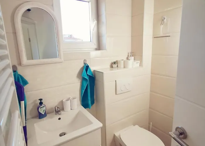 Marco Lukas Patrick: Quiet With Parking Near Center Apartment