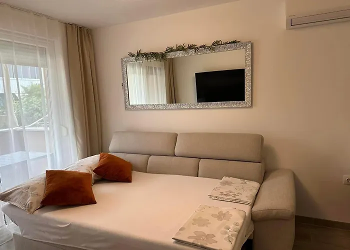 Marco Lukas Patrick: Quiet With Parking Near Center * Pula