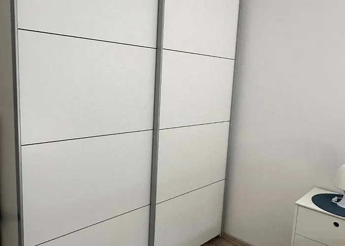 Marco Lukas Patrick: Quiet With Parking Near Center Apartment