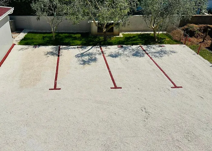 Marco Lukas Patrick: Quiet With Parking Near Center Apartment *