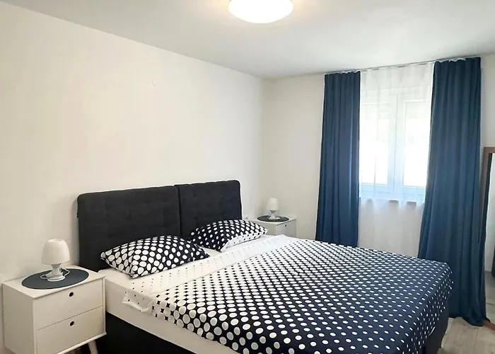 Marco Lukas Patrick: Quiet With Parking Near Center * Pula