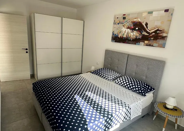 Marco Lukas Patrick: Quiet With Parking Near Center Apartment