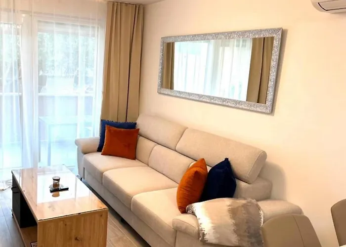 Marco Lukas Patrick: Quiet With Parking Near Center Apartment *