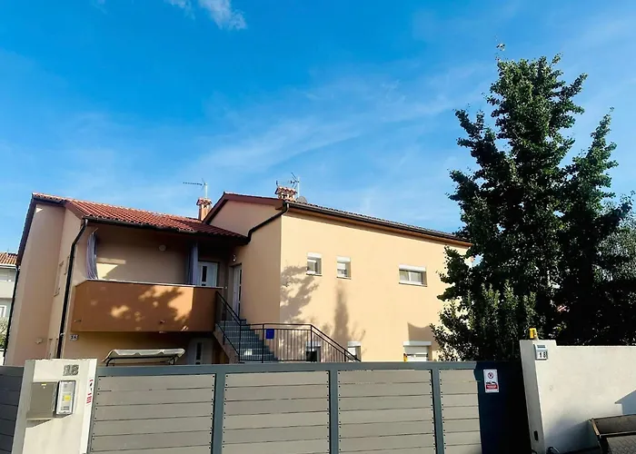 Marco Lukas Patrick: Quiet With Parking Near Center Apartment