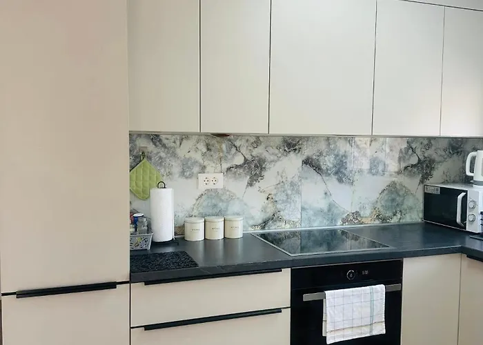 Marco Lukas Patrick: Quiet With Parking Near Center Apartment *