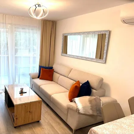 Marco Lukas Patrick: Quiet With Parking Near Center Apartman *